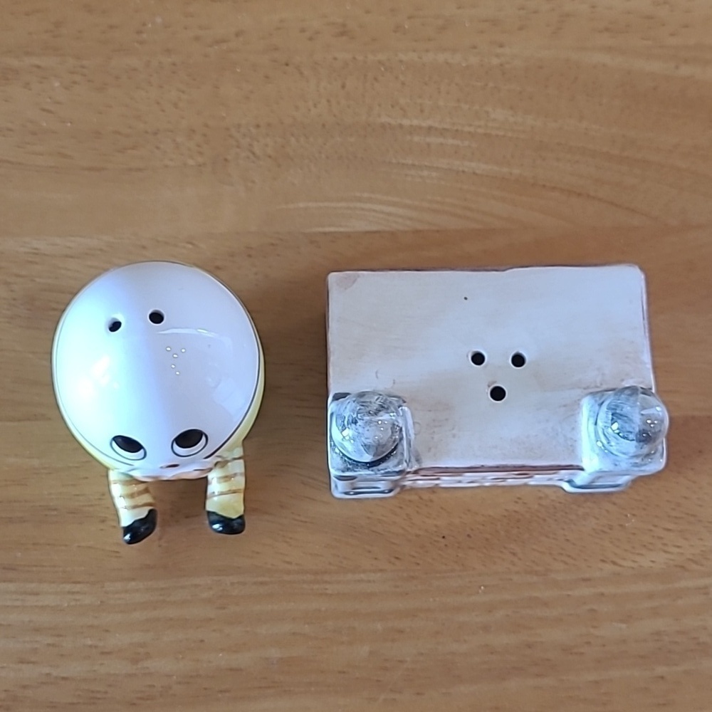 VINTAGE Ceramic Humpty Dumpty Egg Sitting On A Wall Salt And Pepper Shaker Set - Picture 11 of 16